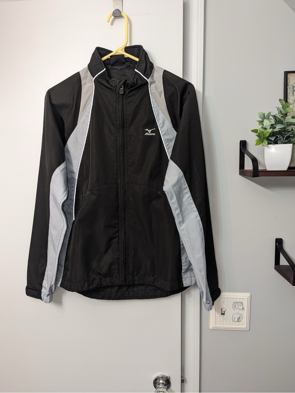 Mizuno Black Jacket with Light Gray Panels